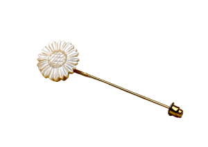 Szpilka z kwiatem wyciętym z muszli