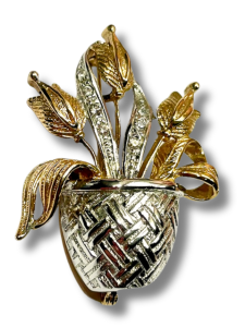 Kosz z kompozycją florystyczną