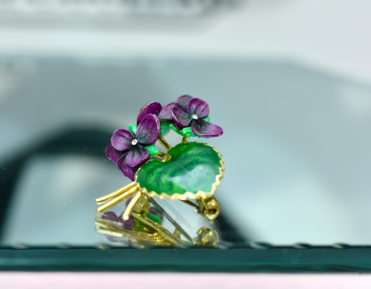 Broszka bukiecik fiołków, lata 70, mosiądz złocony, emalia, plastik