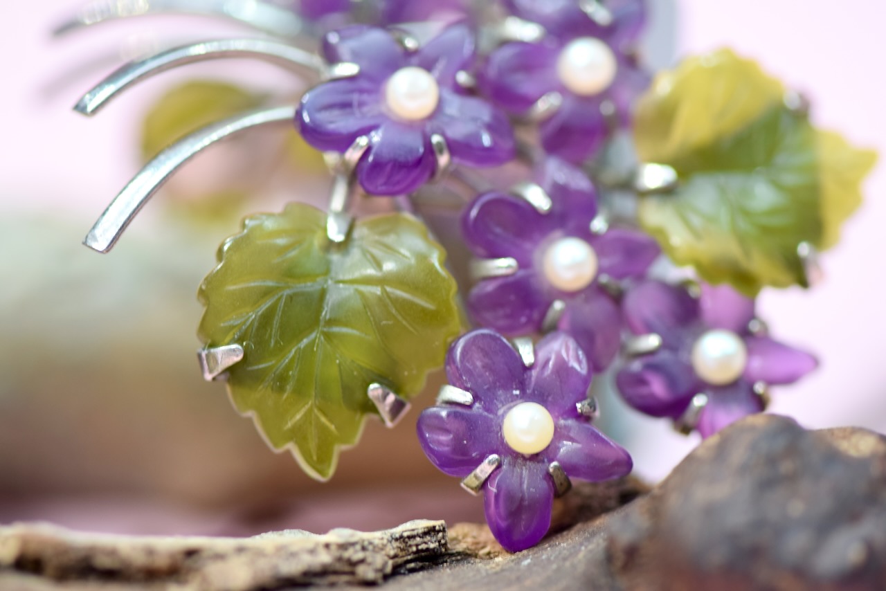 Fiołek w biżuterii – symbolika, historia i ponadczasowy urok